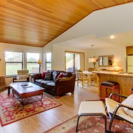 Updated Townhome with Golf Course Views & Private Hot Tub 8 SHARC Passes, hotell i Sunriver