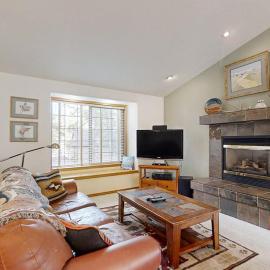 Modern home with game room SHARC passes deck & bikes - 2 miles to Village, hotel a Sunriver