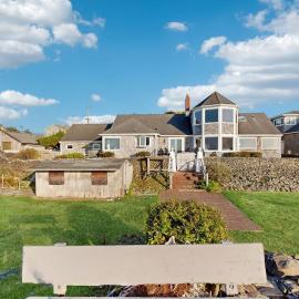 Dog-Friendly Oceanfront Home with Free WiFi Full Kitchen & Outdoor Fireplace