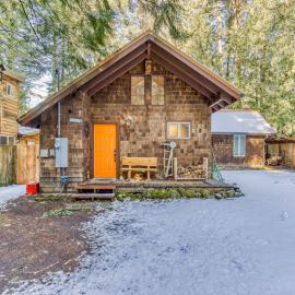Quiet riverfront cabin with private hot tub & scenic location