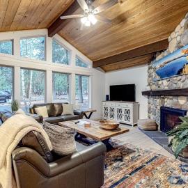 Family-Friendly Home with Fireplaces Firepit Gas Grill Free WiFi Central AC、シスターズのホテル