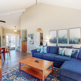 Resort townhouse with central AC & WiFi pool hot tub & golf access - dogs OK, hotel u gradu Redmond