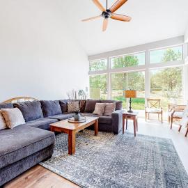 Dog-Friendly Home with Private Hot Tub High-Speed WiFi Shared Pool & Central AC, hotel in Redmond