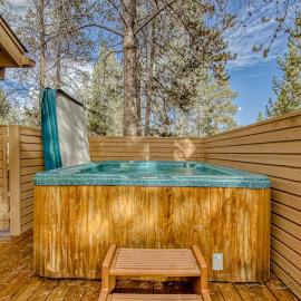 Inviting Updated Sunriver Home in Great Location with Large Deck Private Hot Tub，太陽河的飯店