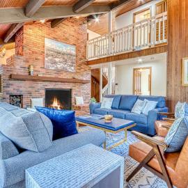 Airy house with SHARC passes hot tub game room fireplace central AC & bikes, hotell i Sunriver