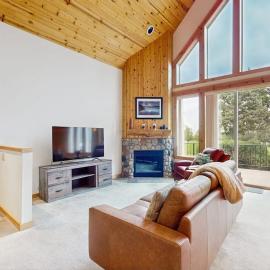 Inviting chalet with grill patio & access to pools hot tub golf tennis & gym, hotel a Redmond