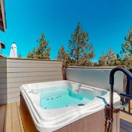 Relaxation & Adventure in Eagle Crest - Charming Townhouse with Resort Amenities, hotel in Redmond