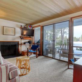Retro Dog-Friendly Condo with Fireplace Wi-Fi & SHARC Access, hotel em Sunriver