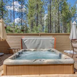 Woodsy Cabin with Private Hot Tub Game Tables & 8 SHARC Passes - Dogs OK, hotel in Sunriver