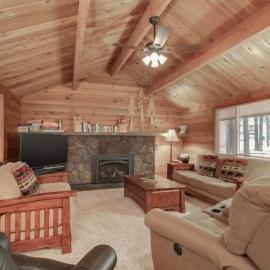 Woodsy Cabin with Private Hot Tub Game Tables & 8 SHARC Passes - Dogs OK, hotel em Sunriver