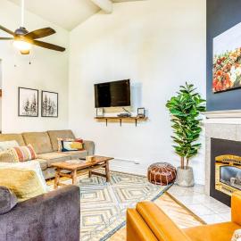 Dog-Friendly Condo Steps from the Village with Balcony WiFi & Gas Fireplace, hotel Sunriverben