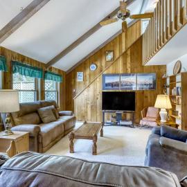Cozy Sunriver Home with Hot Tub Wood Stove SHARC Passes