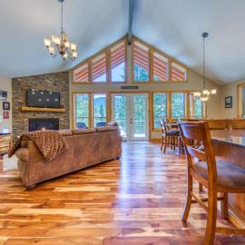 Charming home with hot tub fireplace & W&D - in great Government Camp location, hotel in Government Camp