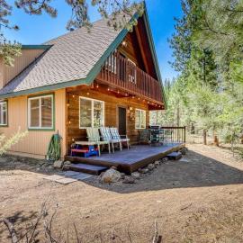 Dog-friendly lodge on 1 acre with deck & woodstove - walk to Deschutes River