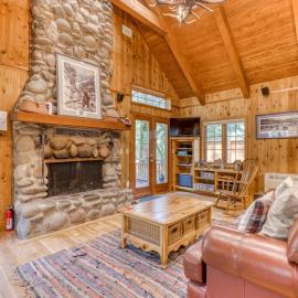 Historic Waterfront Cabin with Hot Tub & Salmon River Access - Dog-Friendly、Welchesのホテル