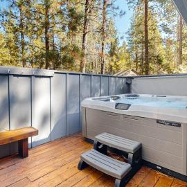 Bright Modern Home with Private Hot Tub - Central Location Free SHARC Access