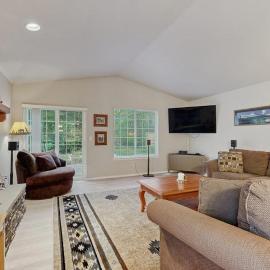 Cozy dog-friendly home with fireplace WIFI patio shared pool & tennis court, хотел в Rhododendron