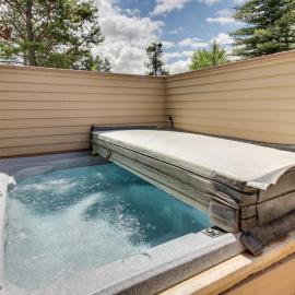 Inviting Sunriver Home with Golf Course Views and a Private Hot Tub - SHARC Access, hotel em Sunriver