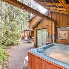 Spacious Mt Hood lodge with shared pool private backyard and private hot tub: Rhododendron şehrinde bir otel