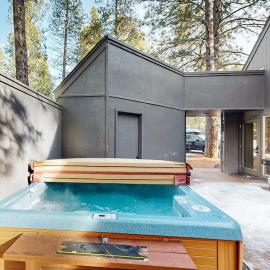 Cozy Dog-Friendly Home with Private Hot Tub Four SHARC Passes Close to Village, hotel em Sunriver