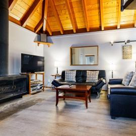 Cozy Dog-Friendly Home with Private Hot Tub Four SHARC Passes Close to Village、サンリヴァーのホテル