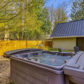 Cozy chalet with private hot tub & access to pool & tennis- walk to Sandy River, хотел в Rhododendron