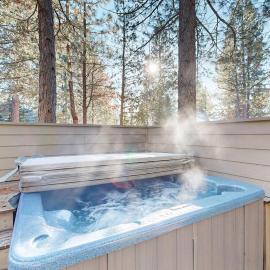 Elegant home with pool private hot tub game room deck & SHARC passes, hotel in Sunriver