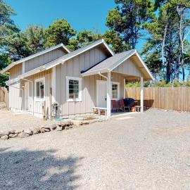 Private quiet dog-friendly home with firepit quarter mile from Heceta Beach, viešbutis mieste Florensas