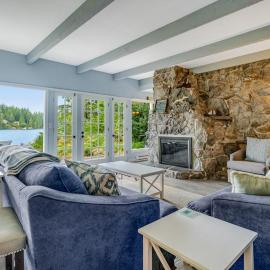 Waterfront retreat with lake views & private hot tub、フローレンスのホテル