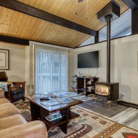 Remodeled home with hot tub SHARC passes & close to Sunriver Village - dogs OK, hotel Sunriverben