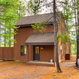 Updated Sunriver Home with Private Hot Tub & SHARC Passes for Pools - 2 Dogs OK, hotel di Sunriver