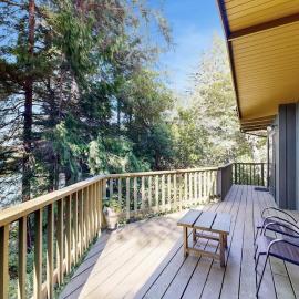 Unique lakefront cabin near the dunes with a private dock & fireplace, hotel in Florence