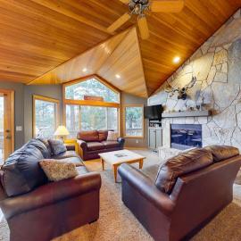 Inviting house with hot tub game tables bikes & partial mountain view, hotel em Sunriver
