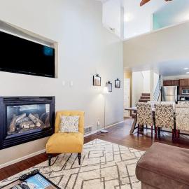 Updated home with pool private hot tub fireplace & SHARC passes