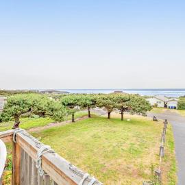 Whimsical Oceanview Home with Private Hot Tub & Nearby Beach Access - Dogs OK, Hotel in Waldport