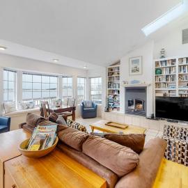 Waterefront Family Home with Beach Access - Dog-friendly