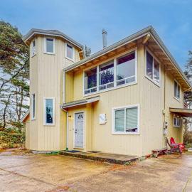 Elegant home with stunning ocean views & dog friendly