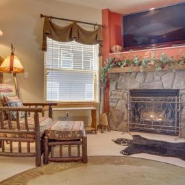 Riverfront mountain townhouse with pool & hot tub patio & easy ski access, Hotel in Government Camp