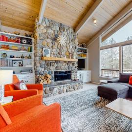 Dog-friendly gem near the Village & resort with SHARC passes & amazing views