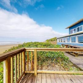 Oceanfront Home with Ocean View High-Speed WiFi washer&dryer & Gas Fireplace, hotel di Waldport