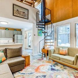 Dog-friendly home with private hot tub fast WiFi gas fireplace & SHARC passes, hotel Sunriverben