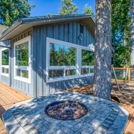 Welcoming haven with mountain view fireplaces & walkable locale MCA #824, Hotel in Manzanita