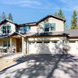 Charming Home with a Private Hot Tub SHARC Passes Fast WiFi and Central AC, hotel em Sunriver