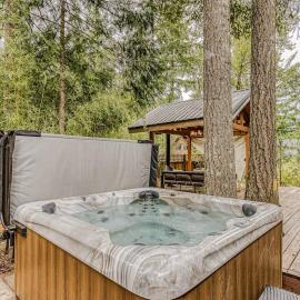 Dog-friendly home with hot tub shared pool firepit fireplace & river access, хотел в Rhododendron