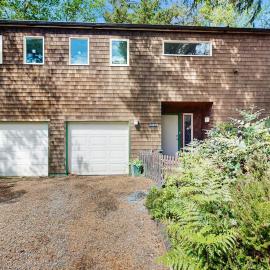 Forest-view home with fireplace deck - Walk to the Beach & Golf Course, Hotel in Manzanita