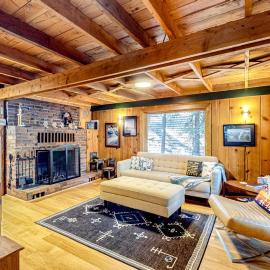 Tranquil & historic cabin with fireplace & deck views - near skiing, Hotel in Government Camp