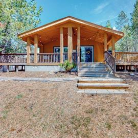 Charming riverfront bungalow dog-friendly firepit dock & W&D, hotell sihtkohas Sunriver