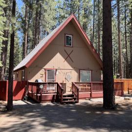 All-season dog-friendly cabin with fireplace & deck - near Heavenly & beach, hotel in South Lake Tahoe