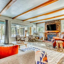 Quaint riverfront home with woodstove patio deck board games & washer&dryer, hotel in Sunriver