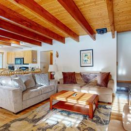 Family-friendly home with WiFi BBQ grill washer&dryer golf nearby, Hotel in La Pine